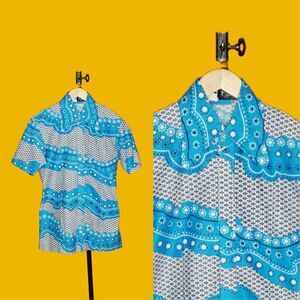 1960s-1970s Total Fit POINTED Collar OP ART Fleur De Lis Fitted Button Up . S-M